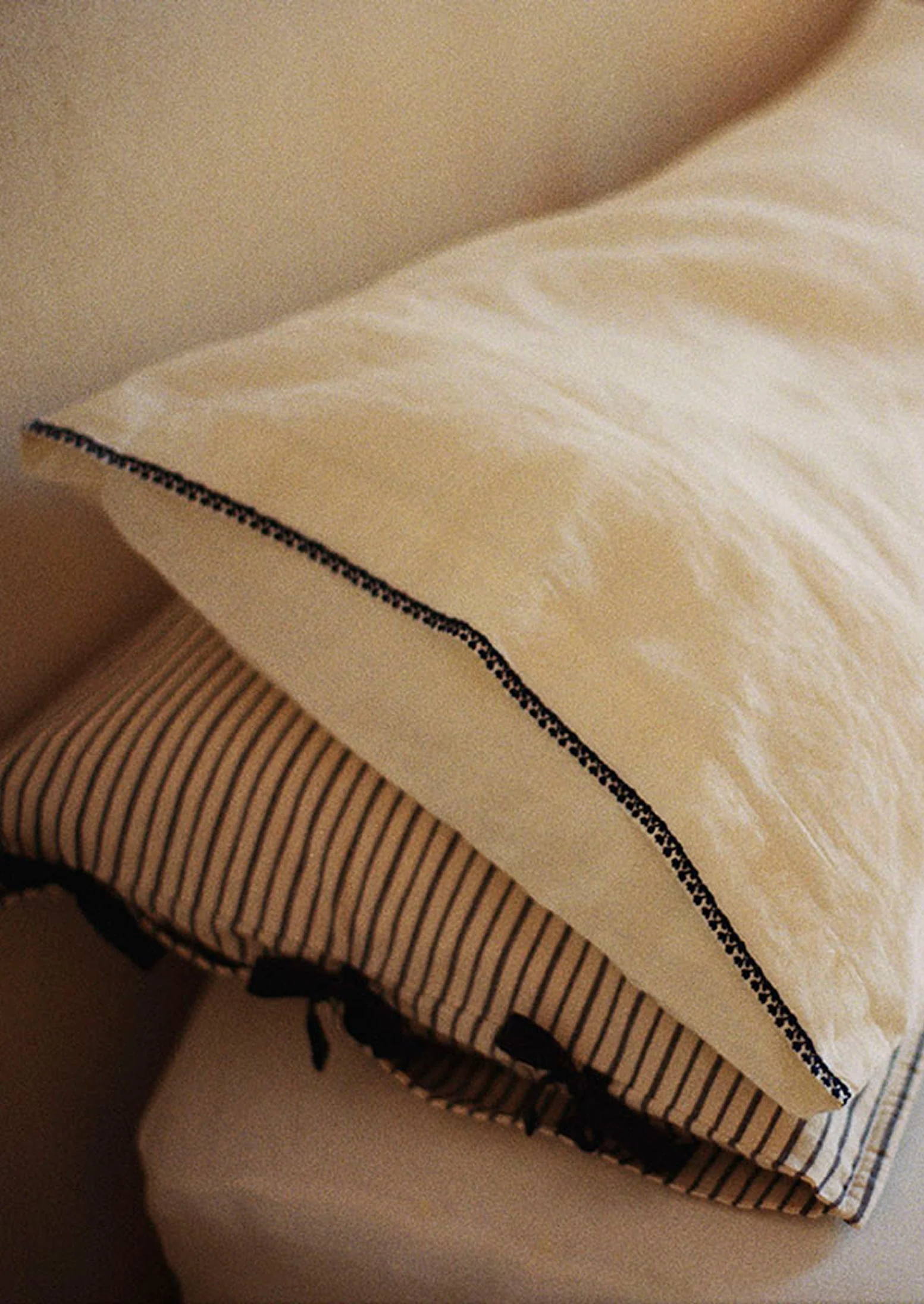 Bud Embroidered Pillowcase Set | Ivory/Delft Blue - Image 2