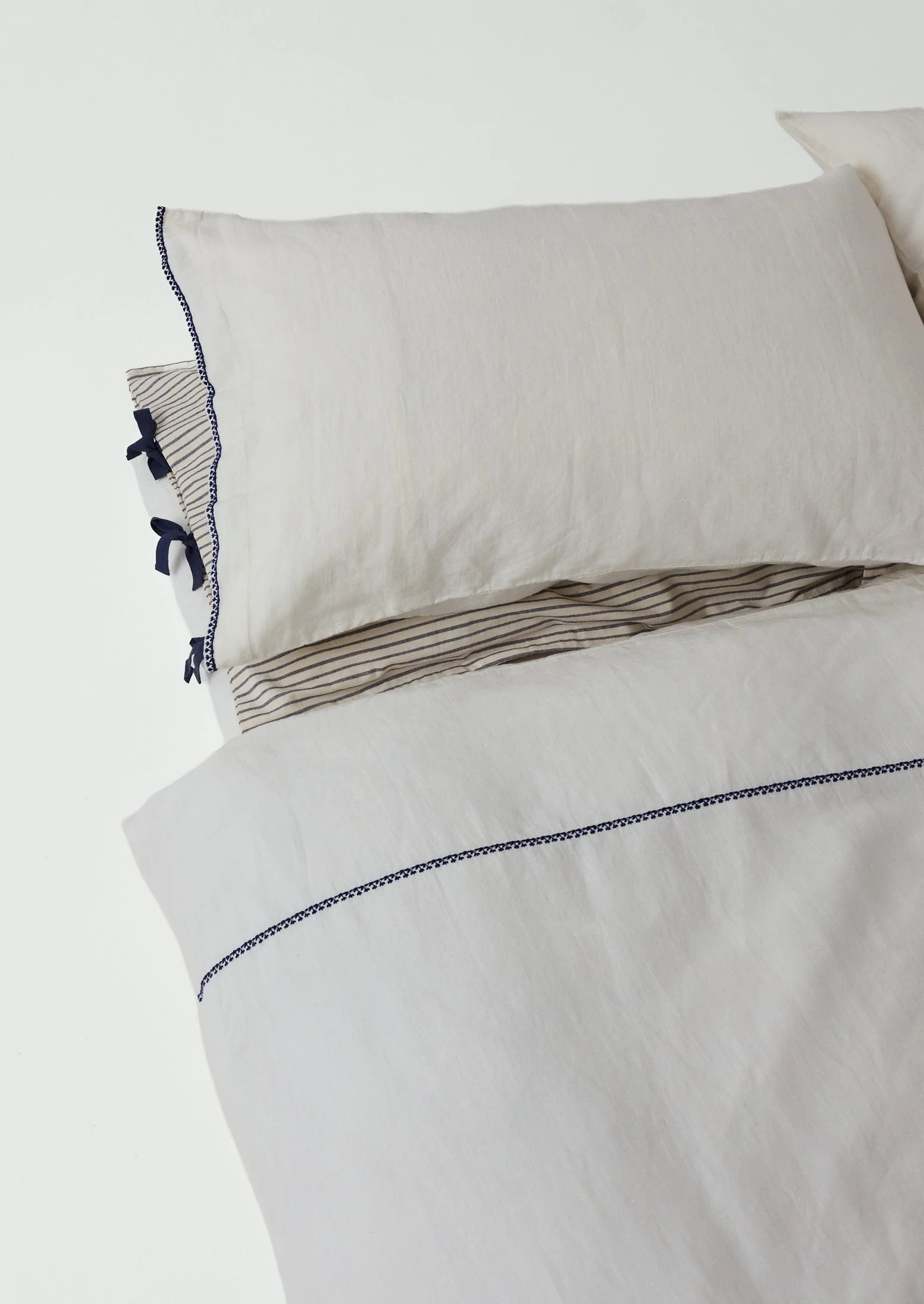Bud Embroidered Pillowcase Set | Ivory/Delft Blue - Image 6