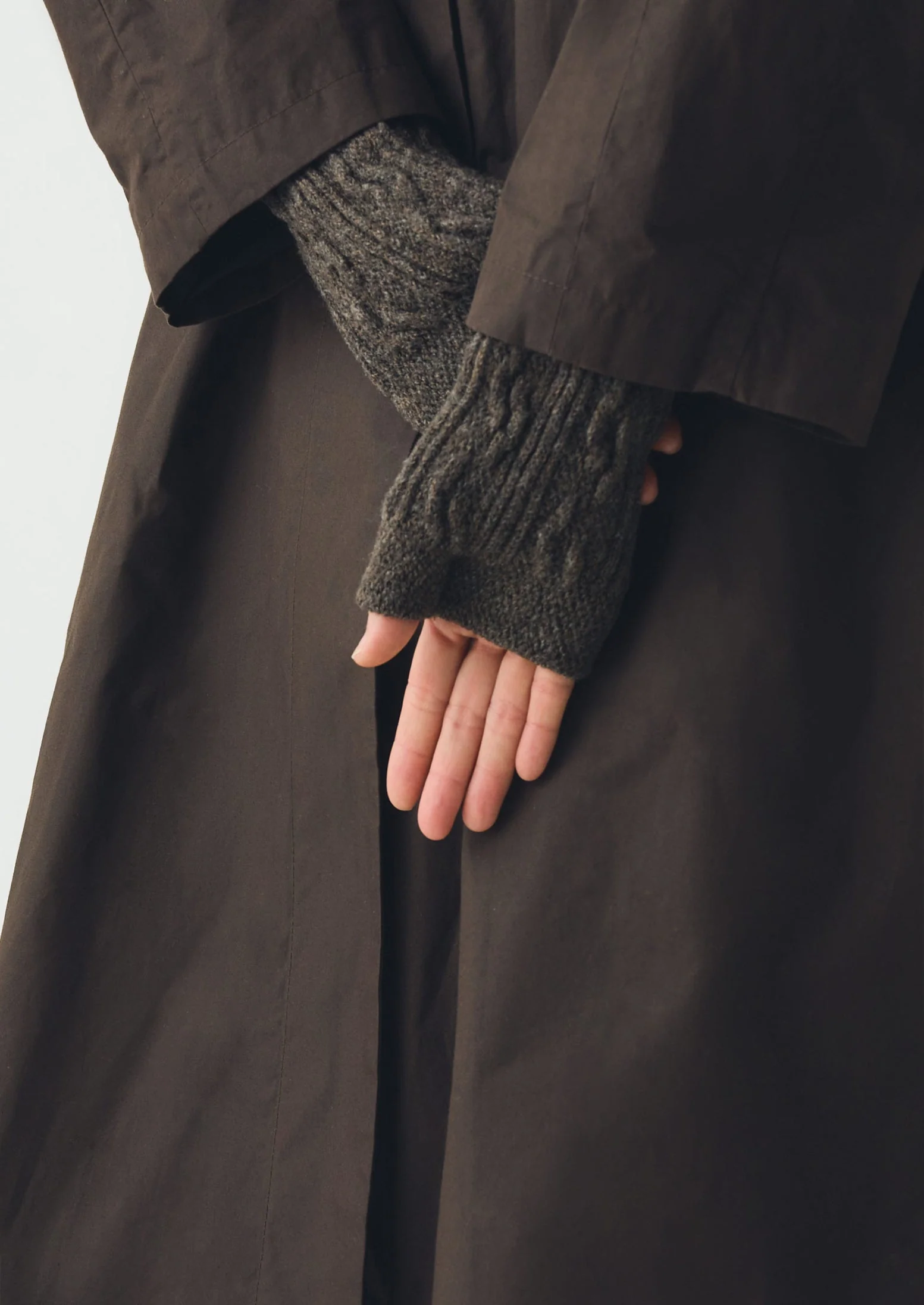 Nishiguchi Kutsushita Wool Hand Warmers | Brown - Image 3
